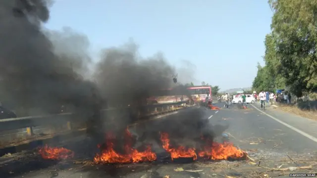 લુણાવડા ખાતે ધોરીમાર્ગનો વ્યવહાર અટકાવવામાં આવ્યો હતો.