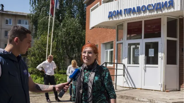 Зайтуна Кудоярова перед зданием суда