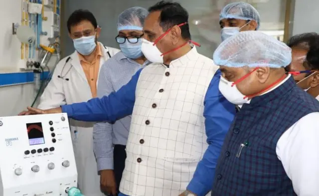 ఆస్పత్రిలో వెంటిలేటర్‌ను పరిశీలిస్తున్న గుజరాత్ ముఖ్యమంత్రి విజయ్ రూపానీ