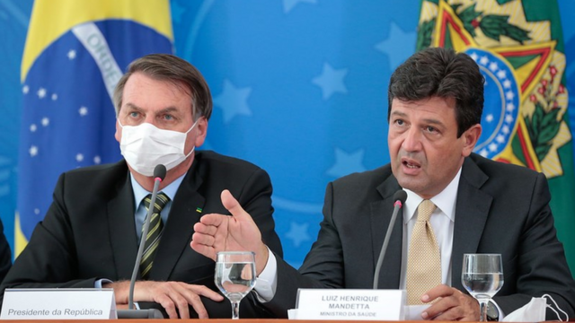 O então ministro da saúde, Luiz Henrique Mandetta, e o presidente Jair Bolsonaro em coletiva de imprensa