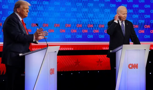 Trump e Biden em púpitos no debate