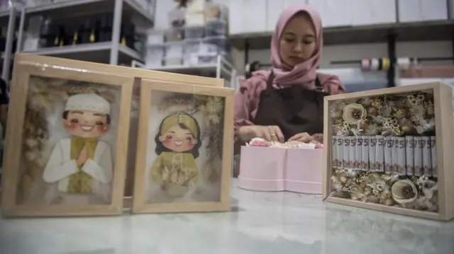 Pekerja menyelesaikan pesanan cenderamata keranjang bunga pernikahan di Amora Craft and Studio, Bandung, Jawa Barat