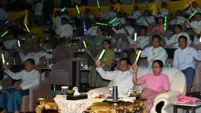 ၂၀၂၄ အမျိုးသားအားကစားပွဲတော် ပိတ်ပွဲအခမ်းနားမှာ တွေ့ရတဲ့ ဗိုလ်ချုပ်မှူးကြီးမင်းအောင်လှိုင်နဲ့ ဇနီးဒေါ််ကြူကြူလှ