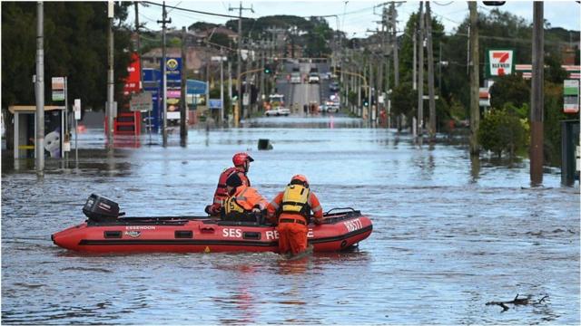 عمال إنقاذ على متن قارب في مياه الفيضانات في مدينة ميلبورن الأسترالية في أكتوبر/ تشرين الأول  2022
