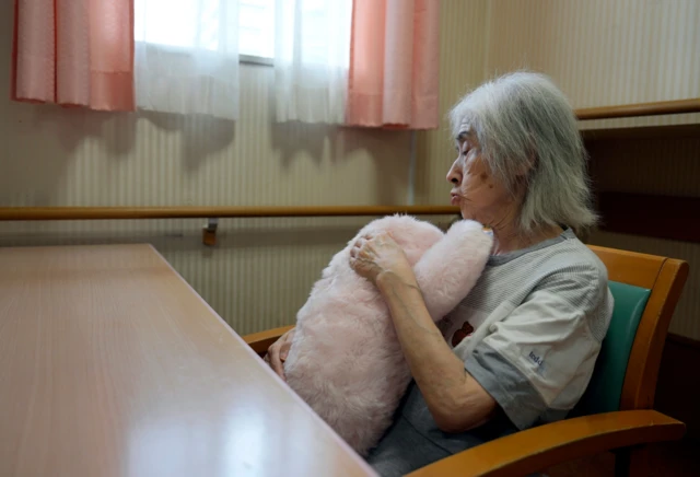 2023년 10월 79세의 요시코가 일본 도쿄 신토미 요양원에서 치료용 로봇 파로(Paro)와 대화하고 있다. 일본은 세계에서 노인 인구 비율이 가장 높은 국가 중 하나다