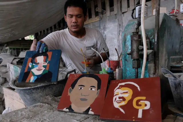 Pekerja menyelesaikan pembuatan tegel bermotif wajah calon presiden dan logo partai politik di industri pembuatan tegel Win Art Solution Ponggol, Temanggung, Muntilan, Magelang, Jawa Tengah, Senin (4/12).