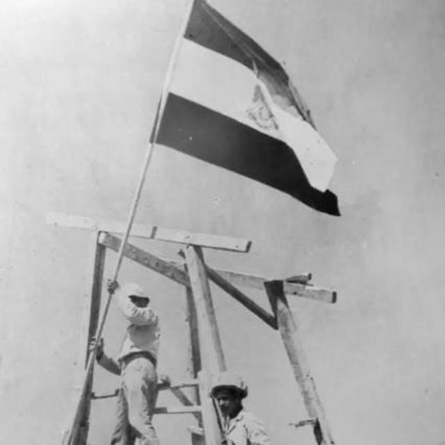 Soldados egípcios levantammega sena da virada apostasbandeira no Sinai