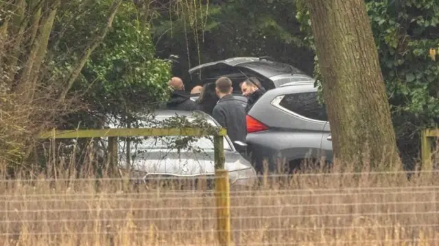 अँड्र्यू माउंटबॅटन यांच्या सँडरिंगहॅम येथील घरी आलेल्या गाड्या 