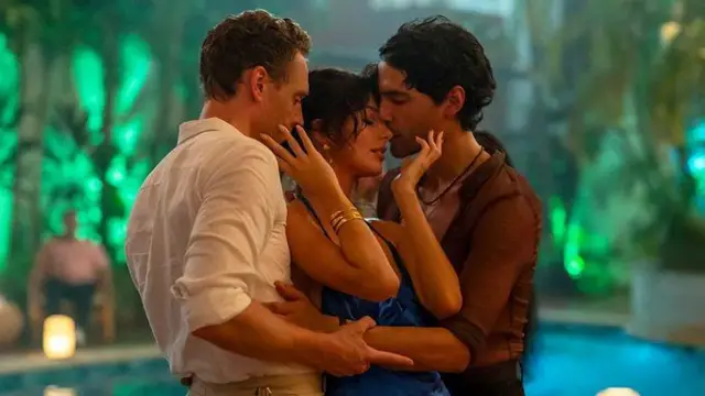 Двоє чоловіків і жінка обіймаються