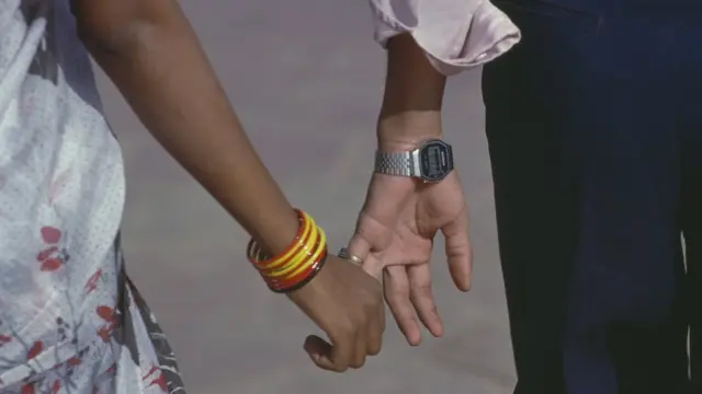 হাত ধরে একটি দম্পতি 