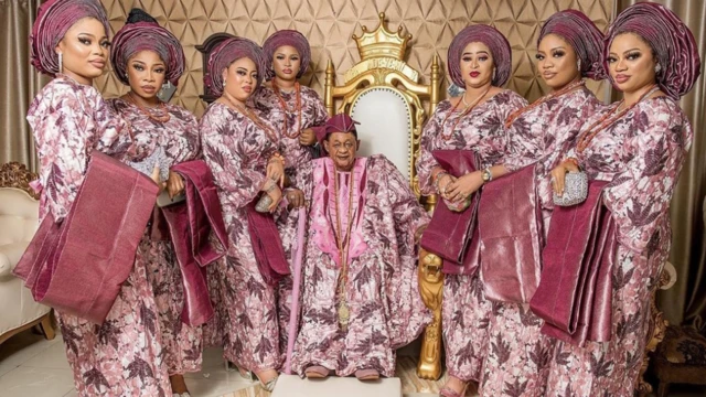 Alaafin Adeyẹmi pẹlu diẹ lara awọn olori rẹ.