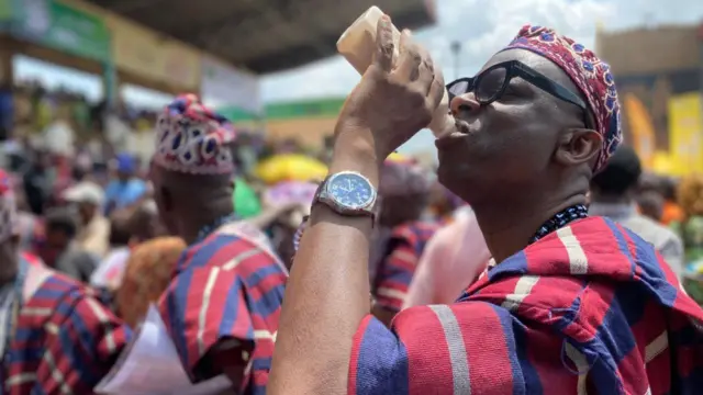 Baba kan n mu ẹlẹrindodo ni Ojude Ọba