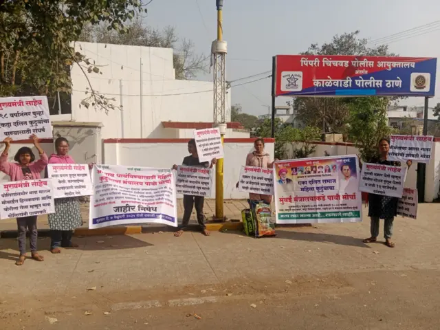 रस्त्याने चालताना हातात असलेल्या बॅनरवर व पोस्टर्सवर गेल्या दोन वर्षात आपल्यावर झालेला अन्याय या महिलांनी मांडलाय.
