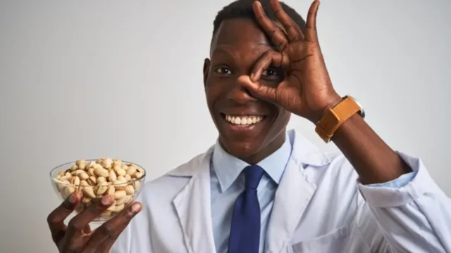 Wani mutum da kwallon yazawa cikin tangaran a hannunsa