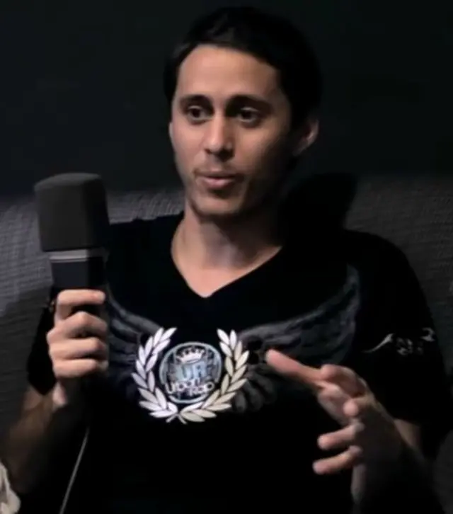 Canserbero con un microfono. 