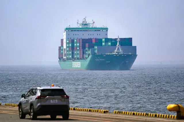 Un barco de carga llega a la terminal de carga internacional del puerto de Tokio el 8 de julio de 2025.