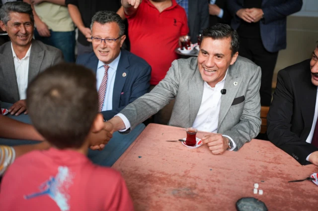 Zeyrek bir kıraathanede çay içerken