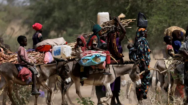 نازحون سودانيون فروا من العنف في إقليم دارفور بالسودان يمتطون حميرهم بحثاً عن مساحة للاستقرار مؤقتاً، بالقرب من الحدود بين السودان وتشاد