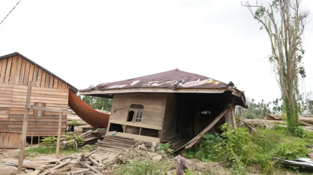 Rumah Nurul dan Basriadi rusak dan terseret banjir sejauh belasan meter.