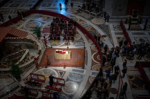 Dubun dubatar mabiya ɗariƙar Katolika ne suka yi bankwana da gawar Fafaroma Benedict XVI a wurin da aka ajiye shi na Basilica da ke farfajiyar St. Peter's a Fadar Vatican. Ya mutu ne a jajiberin sabuwar shekara yana da shekara 95.