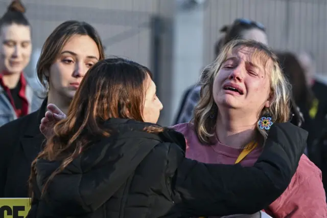 Una mujer llora a las afueras de la embajada israelí.