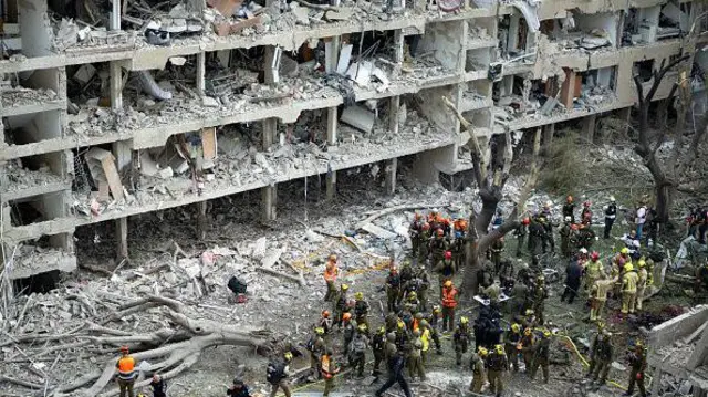 Tel Aviv'deki Ramat Aviv mahallesinde İran füzelerinin hedefi olan bir binada arama kurtarma çalışmaları yapılıyor - 22 Haziran 2025