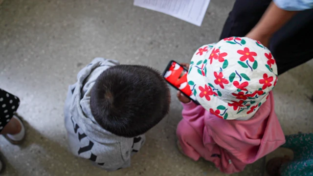 Ата-энеси менен кошо кезекте турган балдар