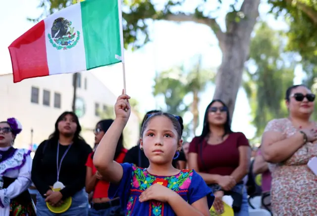 Una niña con la bandera de México en California