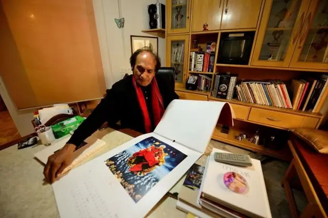 રઘુ રાય, તેમણે પાડેલી એક તસવીર બતાવતા