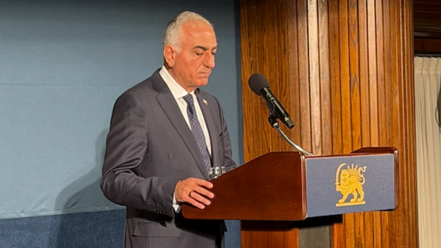 شاهزاده رضا پهلوی در آغاز نشست خبری از حاضران خواست به احترام مردم ایران که در روزهای اخیر بهای سنگینی برای آزادی پرداخته‌اند، یک دقیقه سکوت کنند