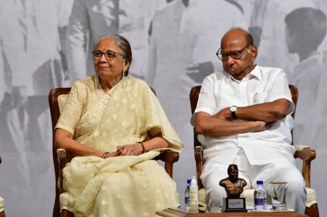 पत्नी प्रतिभा के साथ शरद पवार