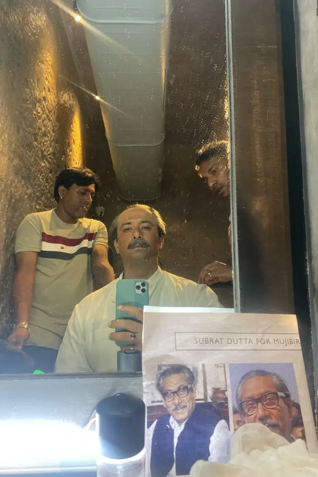 শেখ মুজিব চরিত্রে অভিনয়ের জন্য মেকআপ নিচ্ছেন ঋষি কৌশিক