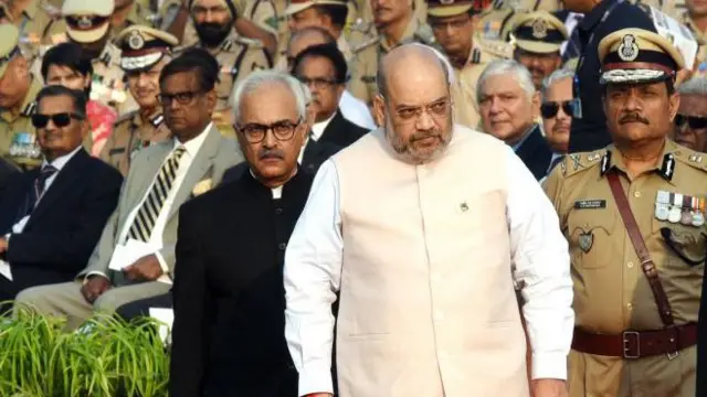 अजय भल्ला और अमित शाह की तस्वीर