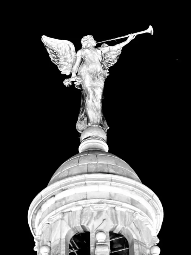 په کلکتې کې د ملکې ویکټوریا یادګاري مجسمه. له برونزو جوړه د ۱۶ فوټو په جګوالي دا مجسمه داسې جوړه شوې ده، چې له باد سره خپل مسیر بدلوي.