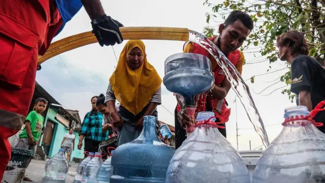 Relawan PMI Solo mendistribusikan air bersih kepada warga di Sumber Nayu, Joglo, Banjarsari, Solo, Jawa Tengah, Kamis (12/10/2023). 