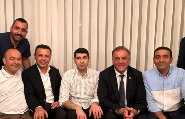 Altı erkek kimi gömlekli kimi ceketli kameraya bakarak poz veriyor.