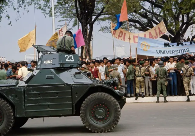 militer, ABRI, TNI, sejarah Dwifungsi ABRI, Orde Lama, Orde Baru