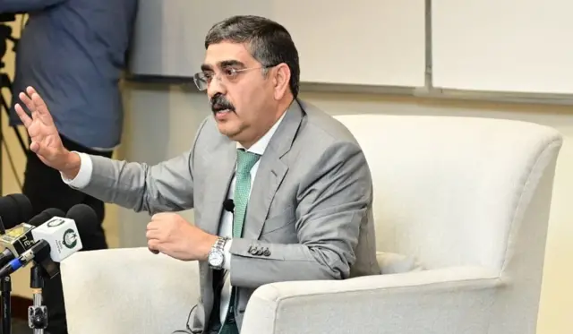 نگران وزیرِ اعظم انوار الحق کاکر نے 30 اکتوبر کو لمز کا دورہ کیا جہاں انھوں نے طلباء بات چیت کی۔