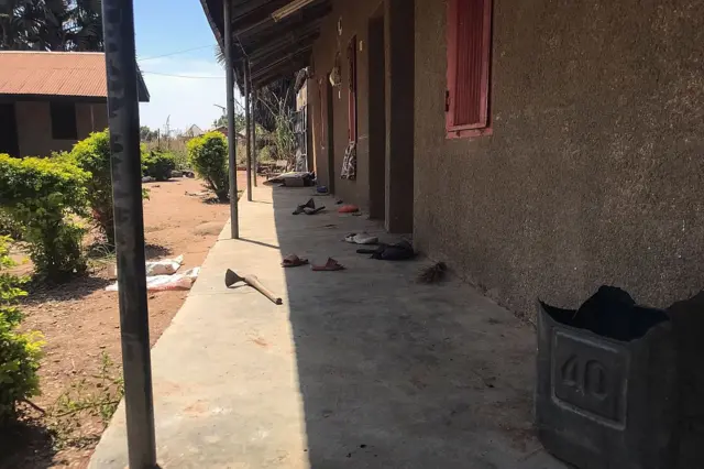 El exterior de las aulas del internado St. Mary's en Papiri,