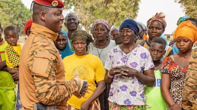 Capt Traoré arimo kuganira n'abahinzi mu gihugu cye muri Werurwe(3) uyu mwaka