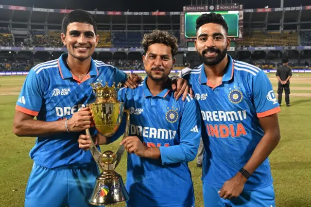এশিয়া কাপ জয়ের পর ভারতের শুভমন গিল, কুলদীপ ইয়াদাভ ও মোহাম্মদ সিরাজ