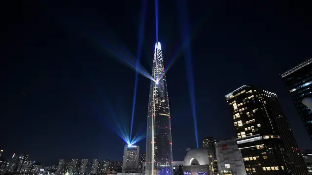 برج جهانی لوته با ۵۵۵ متر ارتفاع و ۱۲۳ طبقه در سئول٬ پایتخت کره جنوبی قرار دارد. این برج بلندترین ساختمان در کره جنوبی است و برای بسیاری از مناسبت‌های بزرگ مثل آتش بازی در سال نو استفاده می شود