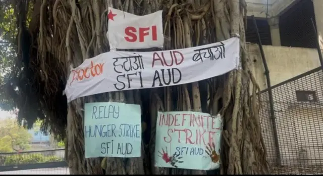 विद्यापीठ प्रशासनानं आणखी पाच विद्यार्थ्यांना निलंबित केलं.