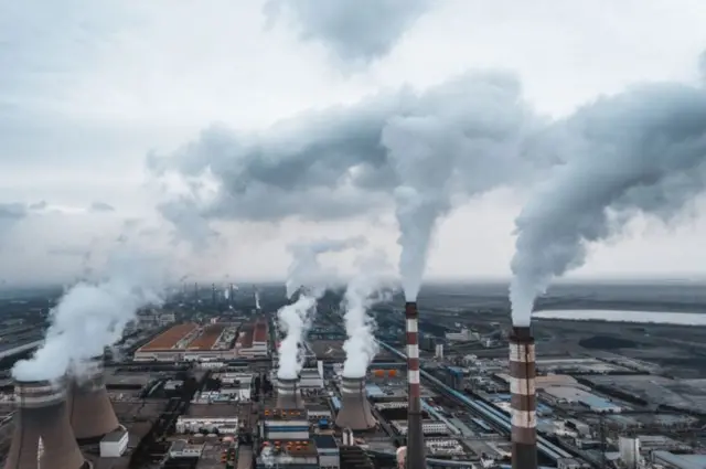 70 % de l’électricité mondiale est produite à partir de la combustion de pétrole, de gaz ou de charbon.