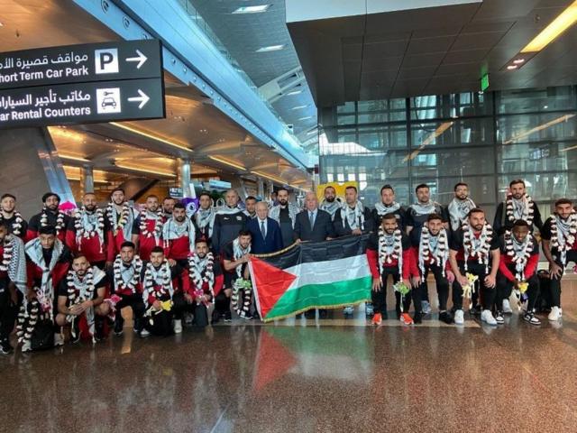 بعثة المنتخب الفلسطيني لكرة القدم لدى وصولها إلى قطر