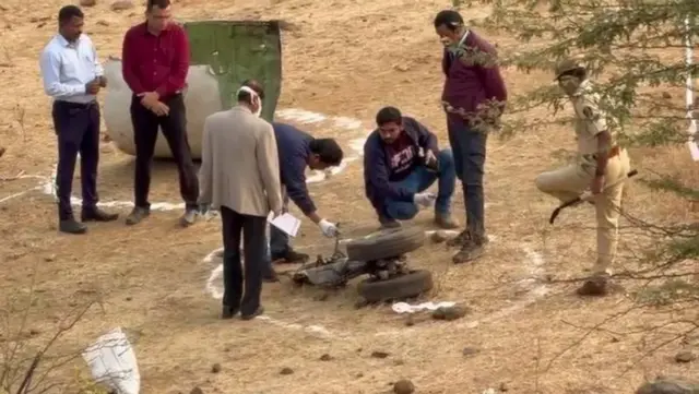 बारामती येथे झालेल्या विमान अपघातानंतर पाहणी करताना अधिकारी