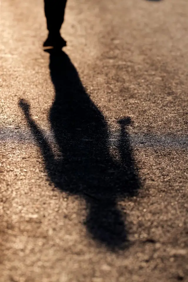 आर्थिक फसवणूक, खंडणीची मागणी आणि चोरीचा माल स्वीकारणं असे गंभीर आरोप या महिलेवर केले आहेत. (प्रतीकात्मक फोटो)