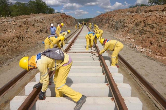 Operário trabalham na construçãoroleta celularuma ferrovia