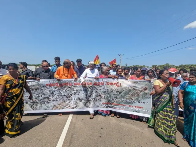 இலங்கையின் தமிழர் பகுதிகள் முடங்கின - முல்லைத்தீவில் பாரிய போராட்டம்