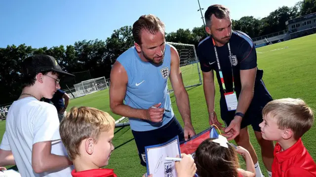 Harry Kane, ABD'deki antrenman sahasında çocuklara imza dağıtıyor